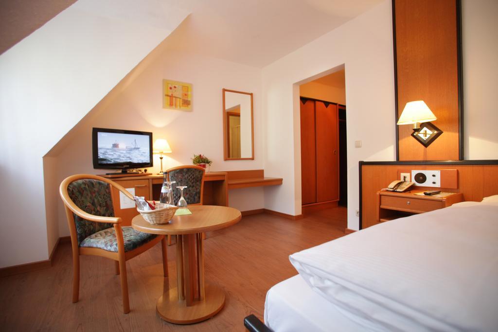 Landidyll Hotel Zum Alten Schloss Kirchensittenbach Δωμάτιο φωτογραφία
